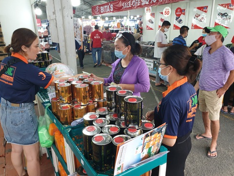 Người dân TP.HCM đi ‘săn’ đồ thời trang giá rẻ, đặc sản ăn Tết - Ảnh 5. Người dân TP.HCM đi ‘săn’ đồ thời trang giá rẻ, đặc sản ăn Tết - Ảnh 5.