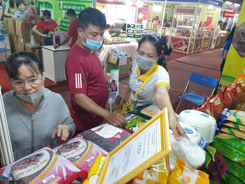 Người dân TP.HCM đi ‘săn’ đồ thời trang giá rẻ, đặc sản ăn Tết - Ảnh 1. Người dân TP.HCM đi ‘săn’ đồ thời trang giá rẻ, đặc sản ăn Tết - Ảnh 1.