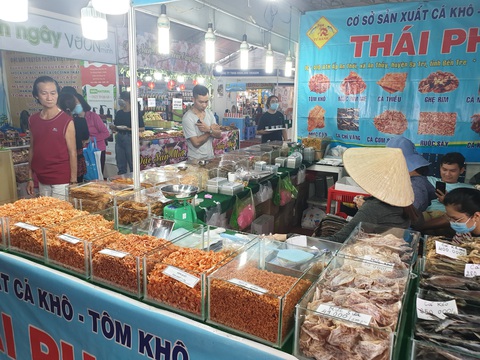 Người dân TP.HCM đi ‘săn’ đồ thời trang giá rẻ, đặc sản ăn Tết - Ảnh 3. Người dân TP.HCM đi ‘săn’ đồ thời trang giá rẻ, đặc sản ăn Tết - Ảnh 3.