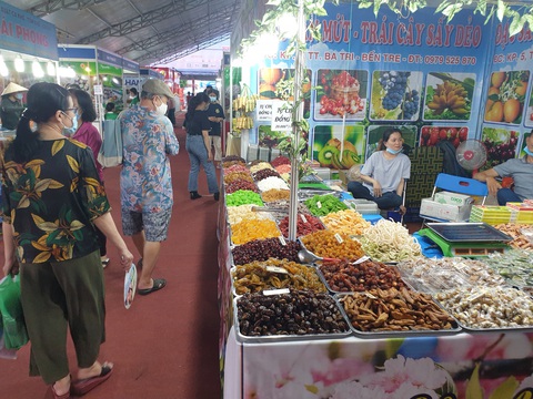 Người dân TP.HCM đi ‘săn’ đồ thời trang giá rẻ, đặc sản ăn Tết - Ảnh 2. Người dân TP.HCM đi ‘săn’ đồ thời trang giá rẻ, đặc sản ăn Tết - Ảnh 2.