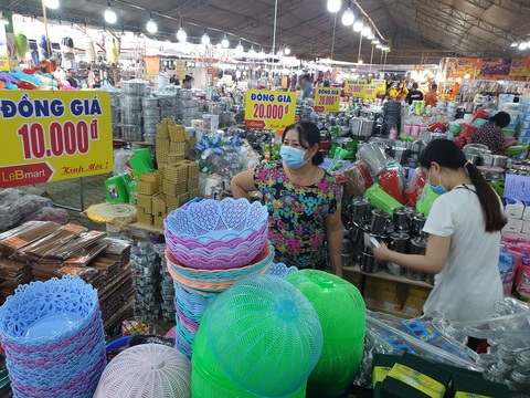 Người dân TP.HCM đi ‘săn’ đồ thời trang giá rẻ, đặc sản ăn Tết - Ảnh 4. Người dân TP.HCM đi ‘săn’ đồ thời trang giá rẻ, đặc sản ăn Tết - Ảnh 4.