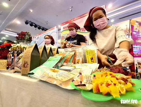 Những giỏ quà tết chỉ vài trăm ngàn đồng ngập tràn hội chợ - Ảnh 1. Những giỏ quà tết chỉ vài trăm ngàn đồng ngập tràn hội chợ - Ảnh 1.