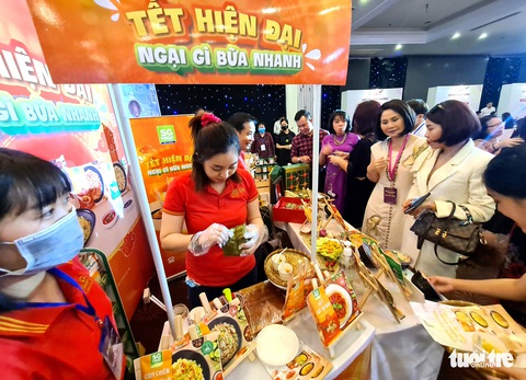 Những giỏ quà tết chỉ vài trăm ngàn đồng ngập tràn hội chợ - Ảnh 3. Những giỏ quà tết chỉ vài trăm ngàn đồng ngập tràn hội chợ - Ảnh 3.