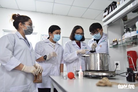 Chế túi giấy từ cây chuối của nhóm sinh viên TP.HCM - Ảnh 1. Chế túi giấy từ cây chuối của nhóm sinh viên TP.HCM - Ảnh 1.