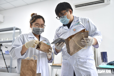 Chế túi giấy từ cây chuối của nhóm sinh viên TP.HCM - Ảnh 10. Chế túi giấy từ cây chuối của nhóm sinh viên TP.HCM - Ảnh 10.
