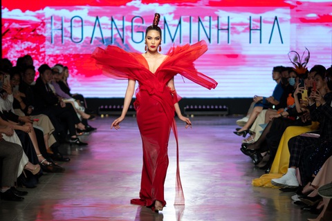 Lan Khuê hóa phượng hoàng trong đêm bế mạc lễ hội thời trang quốc tế 2020 - Ảnh 1. Lan Khuê hóa phượng hoàng trong đêm bế mạc lễ hội thời trang quốc tế 2020 - Ảnh 1.