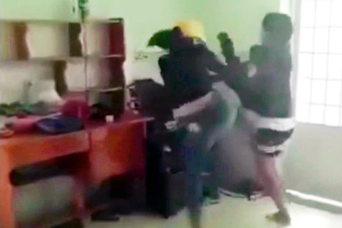 Kỷ luật hai nữ sinh lớp 8 và lớp 7 túm tóc, đấm đá bạn học lớp 6 - Ảnh 2. Kỷ luật hai nữ sinh lớp 8 và lớp 7 túm tóc, đấm đá bạn học lớp 6 - Ảnh 2.