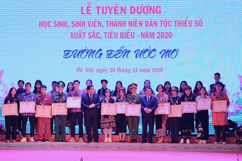 145 học sinh, sinh viên, thanh niên dân tộc thiểu số được nhận học bổng và iPad - Ảnh 1. 145 học sinh, sinh viên, thanh niên dân tộc thiểu số được nhận học bổng và iPad - Ảnh 1.