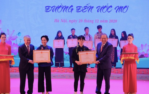 145 học sinh, sinh viên, thanh niên dân tộc thiểu số được nhận học bổng và iPad - Ảnh 2. 145 học sinh, sinh viên, thanh niên dân tộc thiểu số được nhận học bổng và iPad - Ảnh 2.