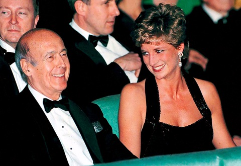 Cựu tổng thống Pháp Valery Giscard d’Estaing qua đời vì COVID-19 - Ảnh 2. Cựu tổng thống Pháp Valery Giscard d’Estaing qua đời vì COVID-19 - Ảnh 2.
