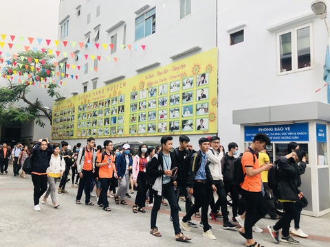 Đã có gần 170.000 học sinh, sinh viên TP.HCM nghỉ học vì 4 ca COVID-19 - Ảnh 1. Đã có gần 170.000 học sinh, sinh viên TP.HCM nghỉ học vì 4 ca COVID-19 - Ảnh 1.