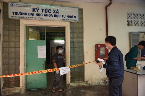 Nhiều trường đại học thông báo khẩn dừng dạy trực tiếp, chuyển sang dạy online - Ảnh 1. Nhiều trường đại học thông báo khẩn dừng dạy trực tiếp, chuyển sang dạy online - Ảnh 1.