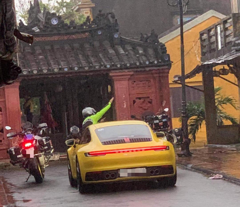Siêu xe đi vào phố đi bộ ở Hội An: Không sai nhưng phản cảm - Ảnh 1. Siêu xe đi vào phố đi bộ ở Hội An: Không sai nhưng phản cảm - Ảnh 1.