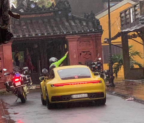 Siêu xe vào phố cổ Hội An nhưng không vi phạm, đúng hay sai? - Ảnh 1. Siêu xe vào phố cổ Hội An nhưng không vi phạm, đúng hay sai? - Ảnh 1.
