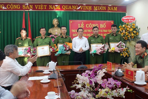 Khen thưởng lực lượng công an phá vụ cướp ngân hàng Agribank Đồng Nai - Ảnh 1. Khen thưởng lực lượng công an phá vụ cướp ngân hàng Agribank Đồng Nai - Ảnh 1.