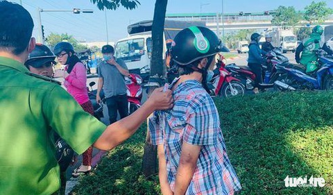 Tài xế taxi dừng xe cứu tai nạn ở Thủ Đức, bị trộm điện thoại, dân cứu tài xế - Ảnh 2. Tài xế taxi dừng xe cứu tai nạn ở Thủ Đức, bị trộm điện thoại, dân cứu tài xế - Ảnh 2.