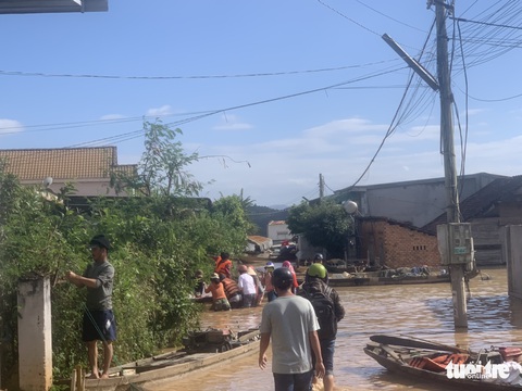 Nắng đẹp, cao nguyên Đắk Lắk vẫn ngập, dân dọn nhà chạy lũ - Ảnh 6. Nắng đẹp, cao nguyên Đắk Lắk vẫn ngập, dân dọn nhà chạy lũ - Ảnh 6.