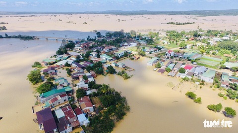 Nắng đẹp, cao nguyên Đắk Lắk vẫn ngập, dân dọn nhà chạy lũ - Ảnh 2. Nắng đẹp, cao nguyên Đắk Lắk vẫn ngập, dân dọn nhà chạy lũ - Ảnh 2.