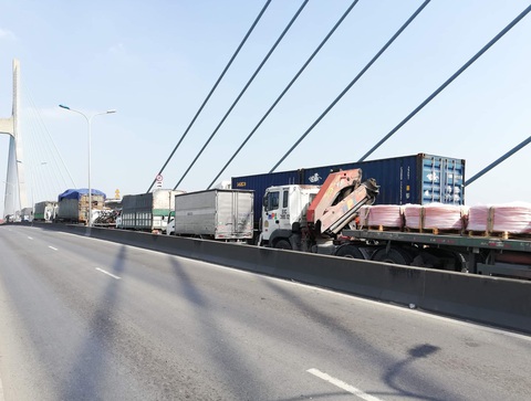 Xe container bốc cháy ngùn ngụt, cầu Phú Mỹ kẹt cứng - Ảnh 4. Xe container bốc cháy ngùn ngụt, cầu Phú Mỹ kẹt cứng - Ảnh 4.