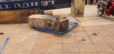 Cha học sinh trong vụ sập cổng trường: Con tôi chết oan uổng quá! - Ảnh 1. Cha học sinh trong vụ sập cổng trường: Con tôi chết oan uổng quá! - Ảnh 1.