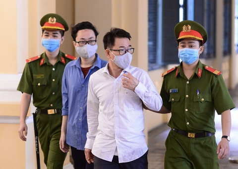 Vụ cựu phó chánh án quận 4: Luật sư đề nghị trả tự do cho 2 bị cáo - Ảnh 1. Vụ cựu phó chánh án quận 4: Luật sư đề nghị trả tự do cho 2 bị cáo - Ảnh 1.