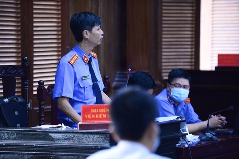Cựu phó chánh án quận 4 bị đề nghị mức án từ 18 - 24 tháng tù - Ảnh 2. Cựu phó chánh án quận 4 bị đề nghị mức án từ 18 - 24 tháng tù - Ảnh 2.