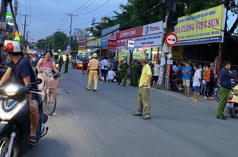 Nam thanh niên đứng bên đường lao vào gầm xe buýt tử vong - Ảnh 1. Nam thanh niên đứng bên đường lao vào gầm xe buýt tử vong - Ảnh 1.
