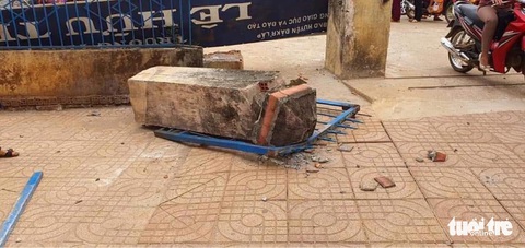 Cổng trường đổ sập chiều nay đè chết học sinh lớp 4 - Ảnh 1. Cổng trường đổ sập chiều nay đè chết học sinh lớp 4 - Ảnh 1.
