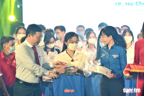 325 suất học bổng tiếp sức sinh viên khó khăn Đông Nam Bộ, miền Trung và Tây Nguyên - Ảnh 1. 325 suất học bổng tiếp sức sinh viên khó khăn Đông Nam Bộ, miền Trung và Tây Nguyên - Ảnh 1.
