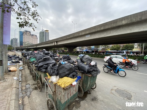 Rác thải sinh hoạt lại ‘ngập ngụa’ nhiều tuyến đường ở Hà Nội - Ảnh 2. Rác thải sinh hoạt lại ‘ngập ngụa’ nhiều tuyến đường ở Hà Nội - Ảnh 2.