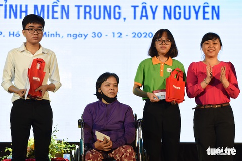 325 suất học bổng tiếp sức sinh viên khó khăn Đông Nam Bộ, miền Trung và Tây Nguyên - Ảnh 5. 325 suất học bổng tiếp sức sinh viên khó khăn Đông Nam Bộ, miền Trung và Tây Nguyên - Ảnh 5.
