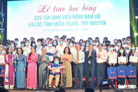325 suất học bổng tiếp sức sinh viên khó khăn Đông Nam Bộ, miền Trung và Tây Nguyên - Ảnh 9. 325 suất học bổng tiếp sức sinh viên khó khăn Đông Nam Bộ, miền Trung và Tây Nguyên - Ảnh 9.