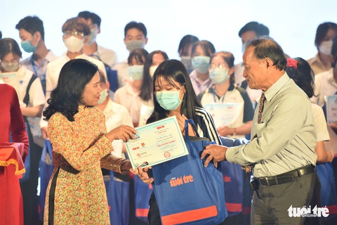 325 suất học bổng tiếp sức sinh viên khó khăn Đông Nam Bộ, miền Trung và Tây Nguyên - Ảnh 8. 325 suất học bổng tiếp sức sinh viên khó khăn Đông Nam Bộ, miền Trung và Tây Nguyên - Ảnh 8.