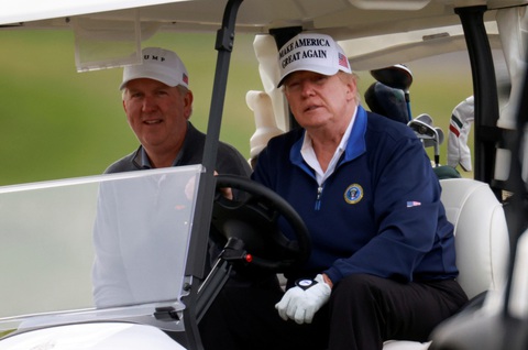 Ông Trump bỏ giao thừa ở Florida, quay về Washington sớm - Ảnh 1. Ông Trump bỏ giao thừa ở Florida, quay về Washington sớm - Ảnh 1.