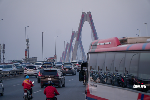 Đường phố Hà Nội tiến thoái lưỡng nan trong ngày cuối năm - Ảnh 2. Đường phố Hà Nội tiến thoái lưỡng nan trong ngày cuối năm - Ảnh 2.