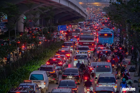 Đường phố Hà Nội tiến thoái lưỡng nan trong ngày cuối năm - Ảnh 3. Đường phố Hà Nội tiến thoái lưỡng nan trong ngày cuối năm - Ảnh 3.