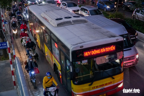 Đường phố Hà Nội tiến thoái lưỡng nan trong ngày cuối năm - Ảnh 8. Đường phố Hà Nội tiến thoái lưỡng nan trong ngày cuối năm - Ảnh 8.