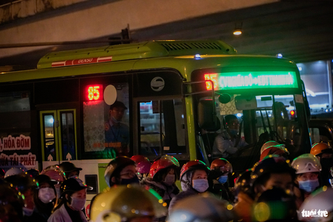 Đường phố Hà Nội tiến thoái lưỡng nan trong ngày cuối năm - Ảnh 6. Đường phố Hà Nội tiến thoái lưỡng nan trong ngày cuối năm - Ảnh 6.