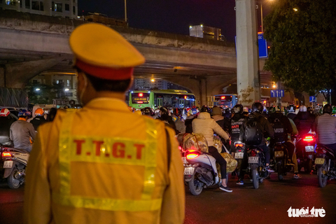 Đường phố Hà Nội tiến thoái lưỡng nan trong ngày cuối năm - Ảnh 9. Đường phố Hà Nội tiến thoái lưỡng nan trong ngày cuối năm - Ảnh 9.