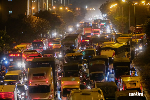 Đường phố Hà Nội tiến thoái lưỡng nan trong ngày cuối năm - Ảnh 7. Đường phố Hà Nội tiến thoái lưỡng nan trong ngày cuối năm - Ảnh 7.
