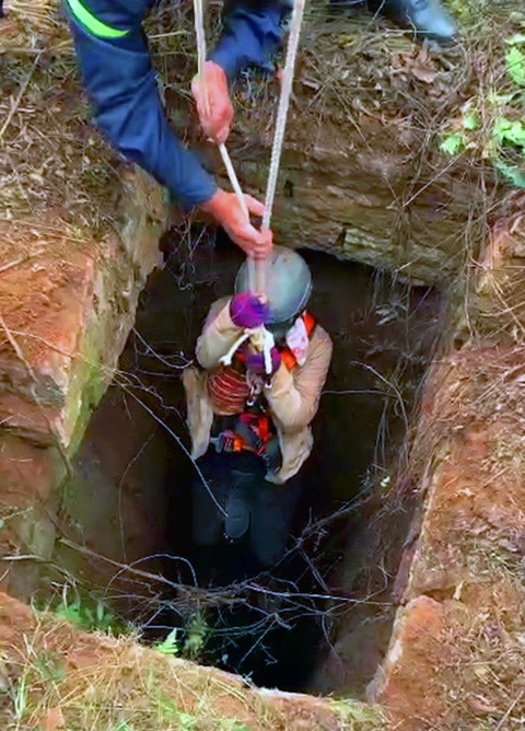 Đu dây giải cứu người phụ nữ ngã xuống giếng hoang sâu 15m - Ảnh 2. Đu dây giải cứu người phụ nữ ngã xuống giếng hoang sâu 15m - Ảnh 2.