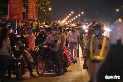 Người dân đổ về trung tâm TP.HCM trong đêm giao thừa - Ảnh 12. Người dân đổ về trung tâm TP.HCM trong đêm giao thừa - Ảnh 12.