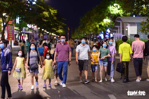 Người dân đổ về trung tâm TP.HCM trong đêm giao thừa - Ảnh 2. Người dân đổ về trung tâm TP.HCM trong đêm giao thừa - Ảnh 2.