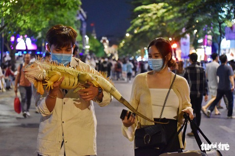 Người dân đổ về trung tâm TP.HCM trong đêm giao thừa - Ảnh 9. Người dân đổ về trung tâm TP.HCM trong đêm giao thừa - Ảnh 9.