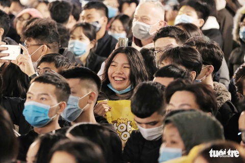 Hàng chục ngàn người Hà Nội, Đà Nẵng đổ ra đường đón năm mới 2021 - Ảnh 2. Hàng chục ngàn người Hà Nội, Đà Nẵng đổ ra đường đón năm mới 2021 - Ảnh 2.