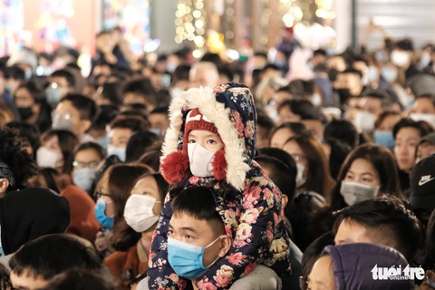 Hàng chục ngàn người Hà Nội, Đà Nẵng đổ ra đường đón năm mới 2021 - Ảnh 4. Hàng chục ngàn người Hà Nội, Đà Nẵng đổ ra đường đón năm mới 2021 - Ảnh 4.