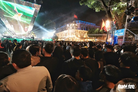 Hàng chục ngàn người Hà Nội, Đà Nẵng đổ ra đường đón năm mới 2021 - Ảnh 6. Hàng chục ngàn người Hà Nội, Đà Nẵng đổ ra đường đón năm mới 2021 - Ảnh 6.