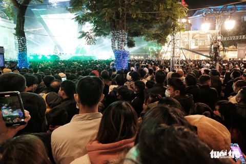 Hàng chục ngàn người Hà Nội, Đà Nẵng đổ ra đường đón năm mới 2021 - Ảnh 8. Hàng chục ngàn người Hà Nội, Đà Nẵng đổ ra đường đón năm mới 2021 - Ảnh 8.