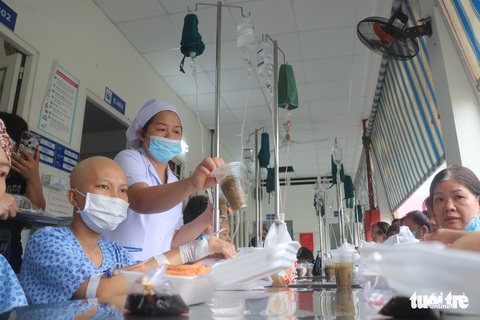 Bữa cơm ngày cuối năm của bệnh nhân ung thư ở Bệnh viện Từ Dũ - Ảnh 4. Bữa cơm ngày cuối năm của bệnh nhân ung thư ở Bệnh viện Từ Dũ - Ảnh 4.