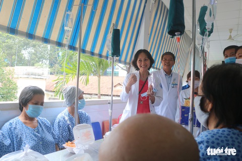 Bữa cơm ngày cuối năm của bệnh nhân ung thư ở Bệnh viện Từ Dũ - Ảnh 7. Bữa cơm ngày cuối năm của bệnh nhân ung thư ở Bệnh viện Từ Dũ - Ảnh 7.